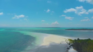 Balabac 'taki Punta Sebaring' de sonu gelmeyen boş kumsalda. Filipinler, Palawan 'daki Tropikal Ada üzerindeki 4k hava manzarası