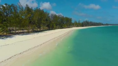 Balabac 'taki Punta Sebaring' de sonu gelmeyen boş kumsalda. Filipinler, Palawan 'daki Tropikal Ada üzerindeki 4k hava manzarası