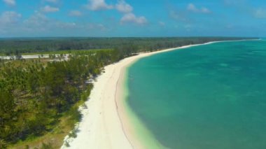 Balabac 'taki Punta Sebaring' de sonu gelmeyen boş kumsalda. Filipinler, Palawan 'daki Tropikal Ada üzerindeki 4k hava manzarası