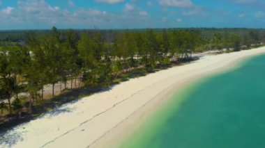 Balabac 'taki Punta Sebaring' de sonu gelmeyen boş kumsalda. Filipinler, Palawan 'daki Tropikal Ada üzerindeki 4k hava manzarası