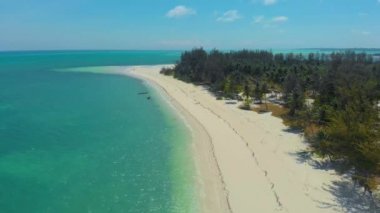 Balabac 'taki Punta Sebaring' de sonu gelmeyen boş kumsalda. Filipinler, Palawan 'daki Tropikal Ada üzerindeki 4k hava manzarası