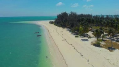 Balabac 'taki Punta Sebaring' de sonu gelmeyen boş kumsalda. Filipinler, Palawan 'daki Tropikal Ada üzerindeki 4k hava manzarası