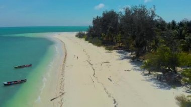 Balabac 'taki Punta Sebaring' de sonu gelmeyen boş kumsalda. Filipinler, Palawan 'daki Tropikal Ada üzerindeki 4k hava manzarası