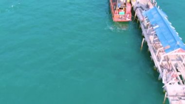 Kamboçya 'daki Koh Rong Adası rıhtımındaki uzun kuyruklu teknelerin hava sahili manzarası.