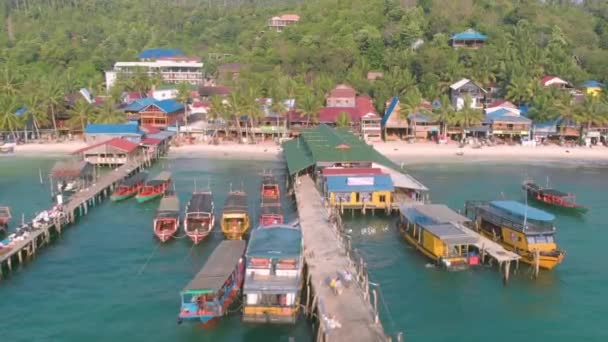 カンボジアのコ ロン島の桟橋でのロングテールボート駐車場の空中海岸ビュー — ストック動画