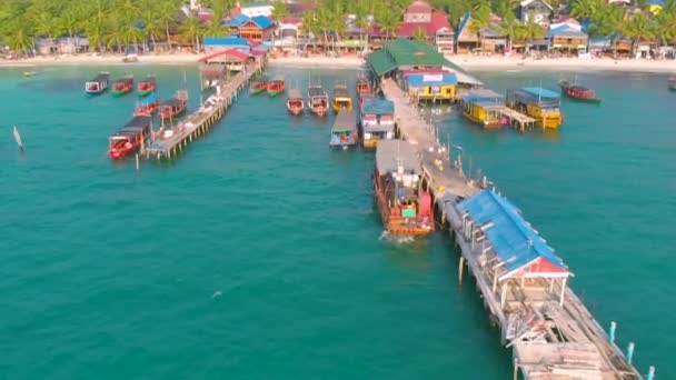 Vista Aérea Costera Los Barcos Cola Larga Aparcamiento Muelle Isla — Vídeo de stock