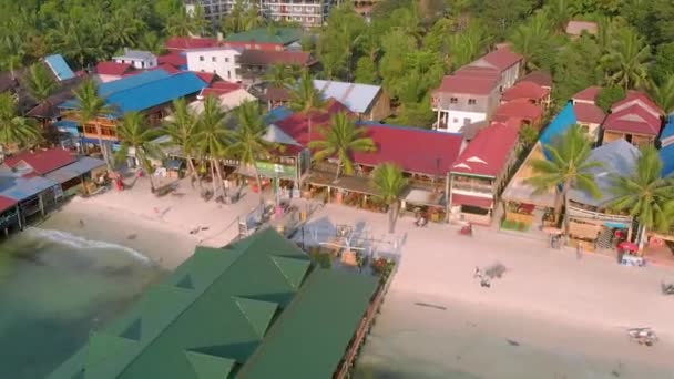 カンボジアのコ ロン島のコ ロン島の海岸線にカラフルな屋根のあるビーチフロントの小さな家の空中ビュー — ストック動画