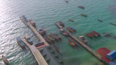 Kamboçya 'daki Koh Rong Adası rıhtımındaki uzun kuyruklu teknelerin hava sahili manzarası.