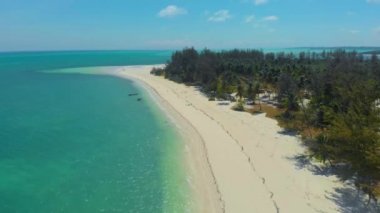 Balabac 'taki Punta Sebaring' de sonu gelmeyen boş kumsalda. Filipinler, Palawan 'daki Tropikal Ada üzerindeki 4k hava manzarası