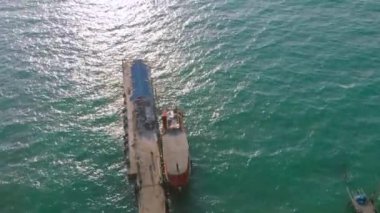 Kamboçya 'daki Koh Rong Adası rıhtımındaki uzun kuyruklu teknelerin hava sahili manzarası.