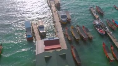 Kamboçya 'daki Koh Rong Adası rıhtımındaki uzun kuyruklu teknelerin hava sahili manzarası.