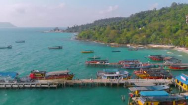 Kamboçya 'daki Koh Rong Adası rıhtımındaki uzun kuyruklu teknelerin hava sahili manzarası.