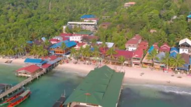 Kamboçya 'daki Koh Rong Adası rıhtımındaki uzun kuyruklu teknelerin hava sahili manzarası.