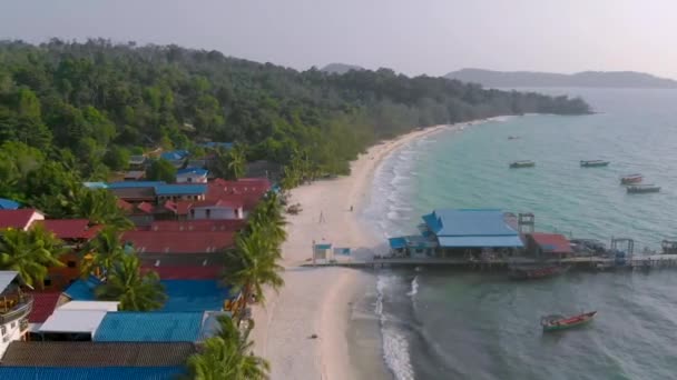 Costa Tropicale Con Case Colorate Tradizionali Circondate Spiaggia Bianca Palme — Video Stock