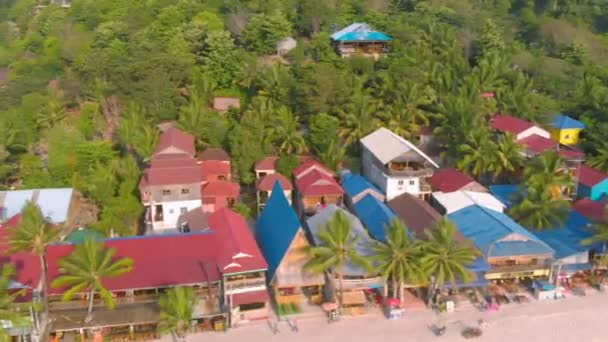 Αεροφωτογραφία Της Παραλίας Μπροστά Μικρά Σπίτια Πολύχρωμες Ταράτσες Παρατάσσονται Στην — Αρχείο Βίντεο