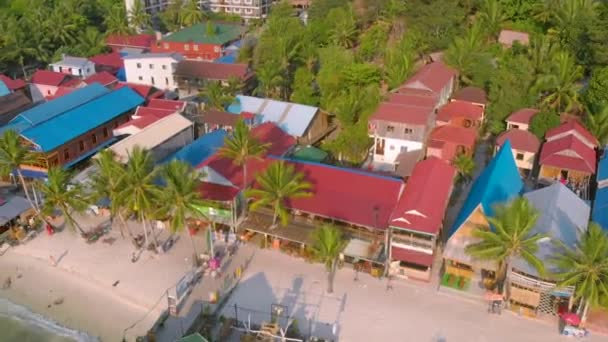 Luchtfoto Van Kleine Huizen Aan Het Strand Met Kleurrijke Daken — Stockvideo