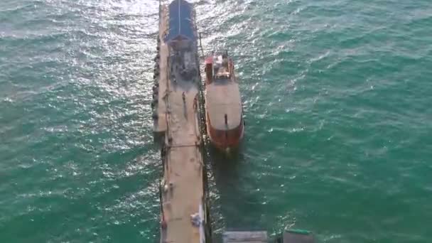 Vista Aérea Costera Los Barcos Cola Larga Aparcamiento Muelle Isla — Vídeos de Stock