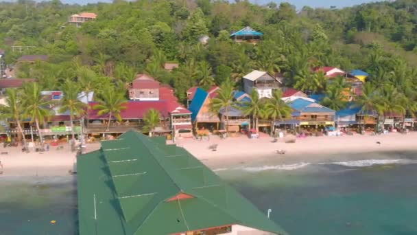 热带海岸有传统的五彩斑斓的房屋 周围环绕着白色的海滩和棕榈树 柬埔寨Koh Rong岛的空中景观 — 图库视频影像