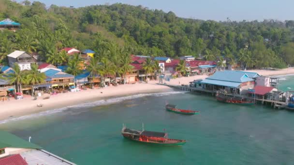 Kystutsikt Lange Halebåter Som Parkerer Ved Koh Rong Island Kambodsja – stockvideo