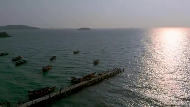 Vista Aérea Costera Los Barcos Cola Larga Aparcamiento Muelle Isla — Vídeo de stock