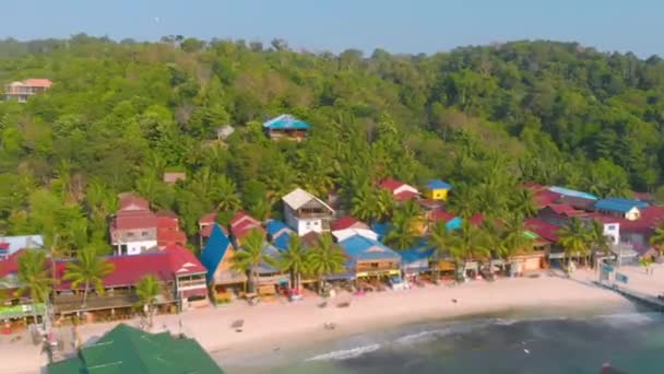 Beyaz Plaj Palmiye Ağaçlarıyla Çevrili Geleneksel Renkli Evleri Olan Tropik — Stok video