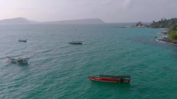 Vista Aérea Costera Los Barcos Cola Larga Aparcamiento Muelle Isla — Vídeo de stock