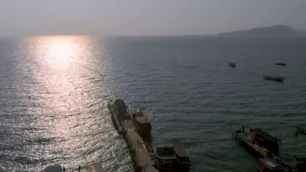 Koh Rong岛Koh Touch村海岸上空的落日 以及柬埔寨码头和海上的大量船只 — 图库视频影像