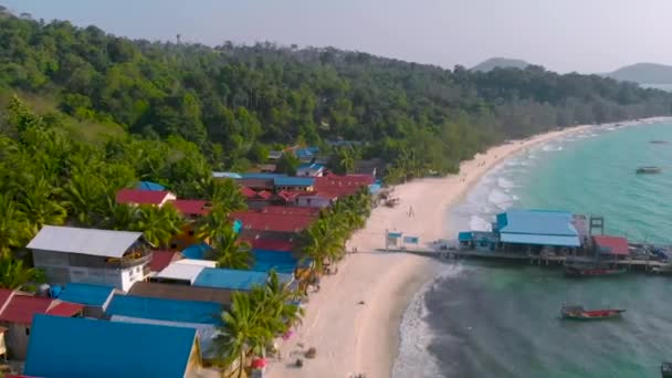 Tropische Küste Mit Traditionellen Bunten Häusern Umgeben Von Weißem Strand — Stockvideo