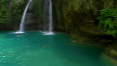 Cebu 'daki Kawasan Şelalesi' nin yeşil suyu. Filipinler, Cebu tropikal ormanında bir dağ geçidinde akan şelale.