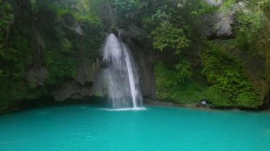 Kawasan Şelalesi Filipinler 'deki Cebu Adası tropikal ormanında bir dağ geçidinde. Şelale manzarası ve Asya 'da yeşil tropik doğa