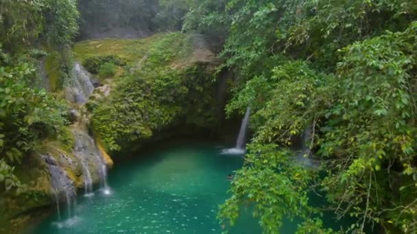 Antenne Wasserfalllandschaft Inmitten Des Tropischen Grünen Dschungels Den Kawasan Wasserfällen — Stockvideo