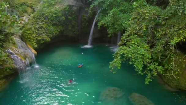 フィリピン セブ島の川山滝の熱帯緑のジャングルの中の空中滝風景 — ストック動画