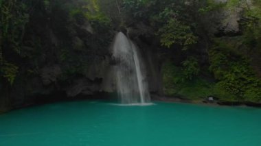Kawasan Şelalesi Filipinler 'deki Cebu Adası tropikal ormanında bir dağ geçidinde. Şelale manzarası ve Asya 'da yeşil tropik doğa