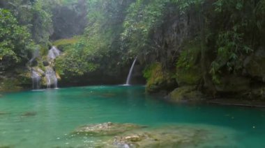 Filipinler 'deki Cebu adasında yeşil doğa ile çevrili tropik şelale Kawasan Şelalesi