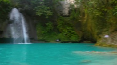 Kawasan Şelalesi Filipinler 'deki Cebu Adası tropikal ormanında bir dağ geçidinde. Şelale manzarası ve Asya 'da yeşil tropik doğa