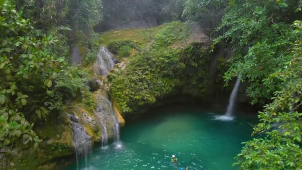 Cebu Adası Filipinler Deki Kawasan Şelalesi Nsanlar Şelalenin Doğal Havuzunda — Stok video