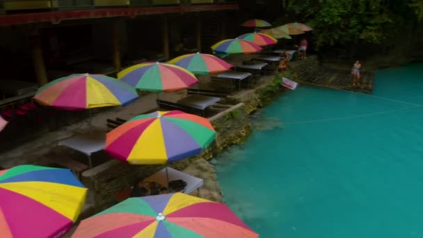 Bunte Regenschirme Der Nähe Von Kawasan Wasserfällen Cebu Philippinen — Stockvideo