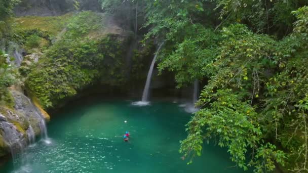 Het Groene Water Van Kawasan Falls Cebu Waterval Stroomt Een — Stockvideo