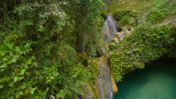 Paisaje Cascada Aérea Medio Selva Verde Tropical Las Cataratas Kawasan — Vídeos de Stock