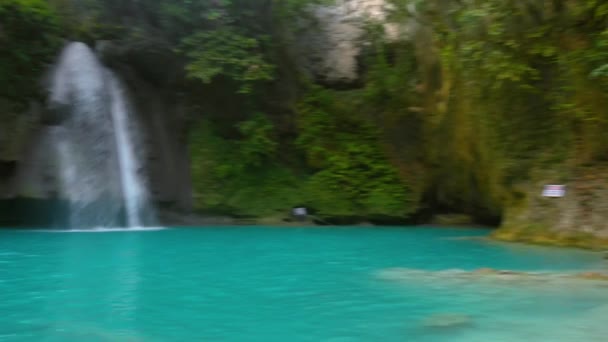 フィリピンのセブ島の熱帯ジャングルの山の峡谷にある川さんの滝 アジアの滝の風景と緑の熱帯性 — ストック動画