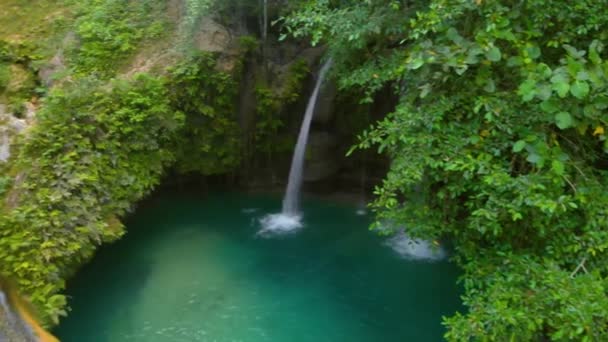 フィリピン セブ島の川山滝の熱帯緑のジャングルの中の空中滝風景 — ストック動画