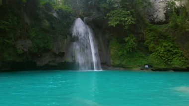 Kawasan Şelalesi Filipinler 'deki Cebu Adası tropikal ormanında bir dağ geçidinde. Şelale manzarası ve Asya 'da yeşil tropik doğa