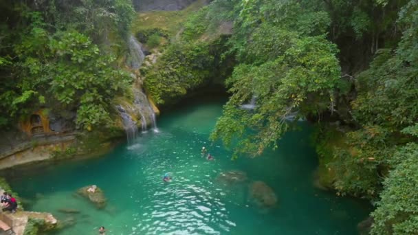 Kawasan Falls Isla Cebú Filipinas Personas Nadando Piscina Natural Cascada — Vídeos de Stock