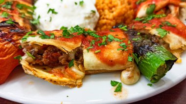 Türkiye 'de geleneksel Türk Gıda Beyti Kebabı pirinç ve yoğurt