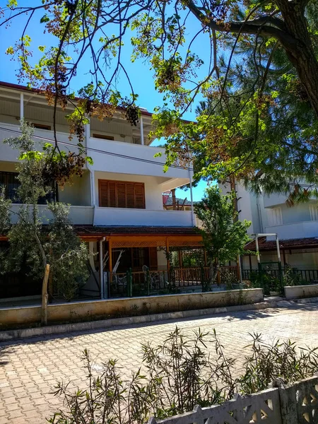 Casa Verano Madera Con Muchas Flores Jardín Didim Turquía — Foto de Stock