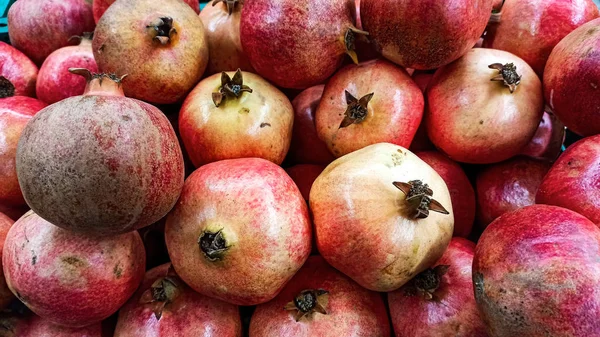 Colorful Fresh Organic Pomegranate Fruit Market Counter Istanbul Turkey — Stock Photo, Image