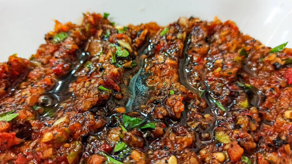 Традиционная турецкая закуска Acili Ezme. Турецкий мезе Acuka из свежих помидоров и специй
.