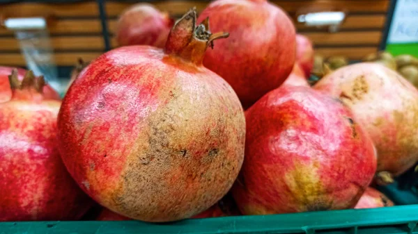 Colorful Fresh Organic Pomegranate Fruit Market Counter Istanbul Turkey — Stock Photo, Image