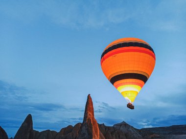Kışın erken saatlerinde Türkiye 'de sabah saatlerinde Kapadokya üzerinde uçan renkli Sıcak Hava Balonları