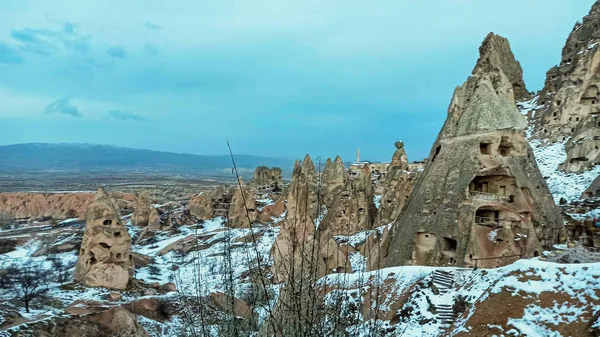 Tündérkémény Barlangok Galambvölgyben Télen Havazva Uchisarban Cappadociában Törökországban — Stock Fotó